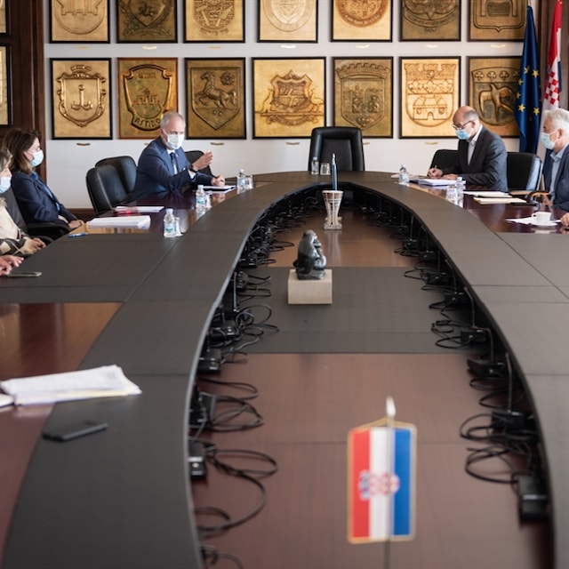 Sastanak u Banovini: Pravnim koracima omogućiti korištenje gradskog terena u Žrnovnici svima