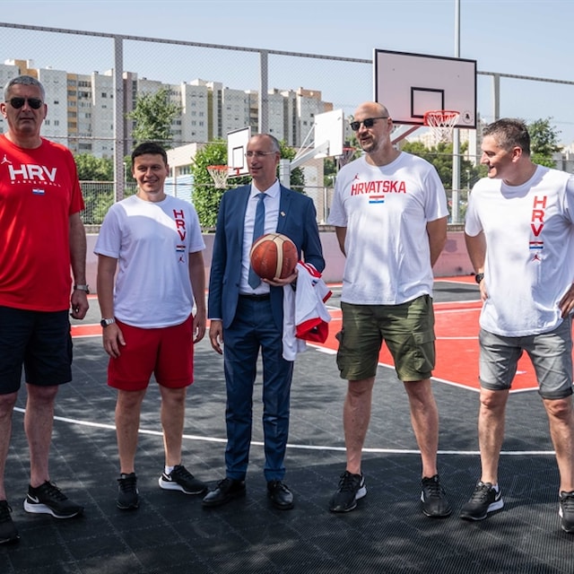 Obnovljeno košarkaško igralište uz Osnovnu školu Ravne njive od danas nosi ime Dina Rađe