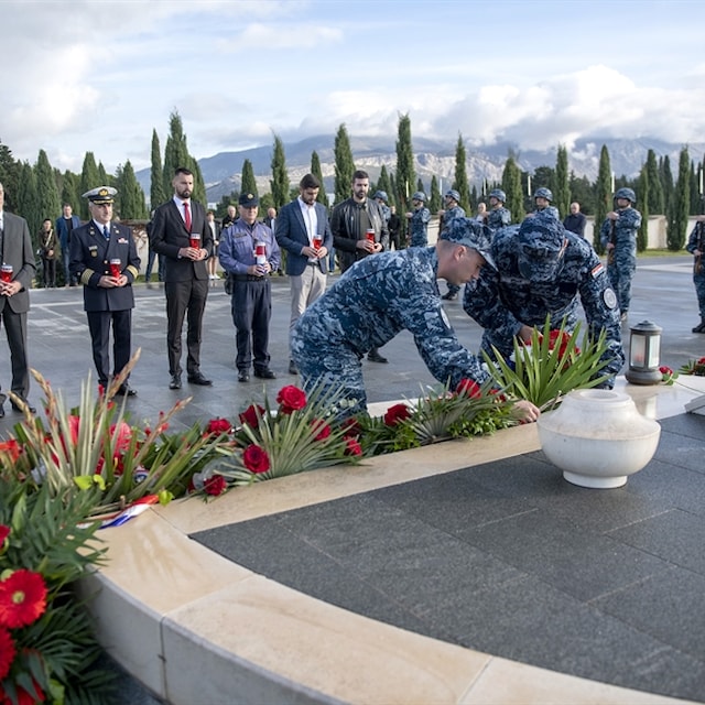 Položeni vijenci povodom Dana sjećanja na žrtve Domovinskog rata i žrtve Vukovara i Škabrnje