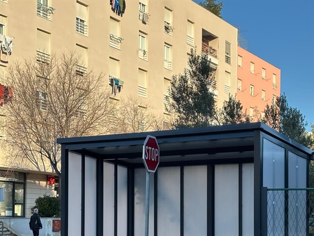 Postavljena nadstrešnica/čekaonica za korisnike pučke kuhinje DES-a